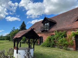 Apartament w Zabytkowej Stajni nad Jeziorem z Dostępem do Parku i Sąsiedztwem XIX wiecznego Dworku Modrzewiowego, hotel v destinaci Szteklin