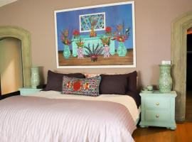 รูปภาพของโรงแรม: Gallery and Boutique BNB in San Angel Inn