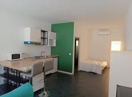 A picture of the hotel: Appartement + cour chez bibou