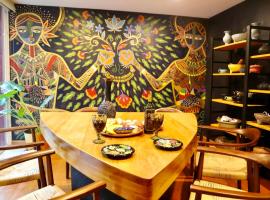 Hotel foto: Luxurious Mid Century Modern folk art home