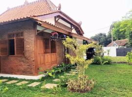 Foto do Hotel: nDalem Julang Bogor - Javanese House 2BR