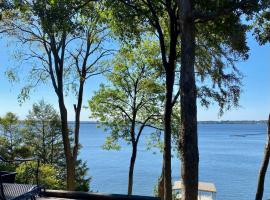 Hotel Photo: Newly Renovated 4B, 2.5 bath Lakefront home with South Grand Lake Views and dock