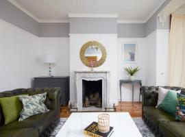 酒店照片: Large London home with Free parking