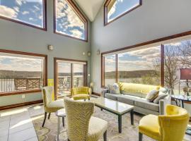 Boat Dock and Kayaks Luxury Lake of the Ozarks Home, ξενοδοχείο σε Kaiser