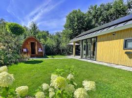 Hotel Foto: Modern chalet with sauna, in a holiday park on the Utrechtse Heuvelrug