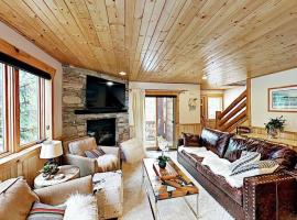 Hotel foto: NEW-Cabin Townhome w HOT TUB, Garage, walk to SKI