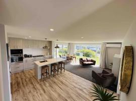 Hotel Foto: Lovely Family Home in Aotea with Grear Views - No Parties or Smoking