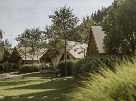 होटल की एक तस्वीर: Charming Slovenia - Herbal Glamping Resort Ljubno
