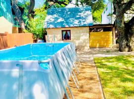 Gambaran Hotel: The Stanley Historic Home plus Cabin with Pool, BBQ