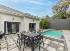 ホテル写真: Magnificent 4 BD Home in Gardens with a Pool