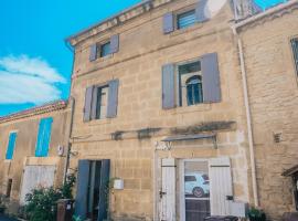 Fotos de Hotel: Maison de village atypique à 5min du Pont du Gard