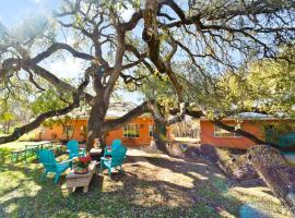 A picture of the hotel: The Heyday Hacienda in Sunset Valley, Pet-Friendly, Pool, Fire Bowl, Smart TVs