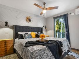 מלון צילום: Spring-Fed Lake Waterfront King Bed Suites Pet Friendly