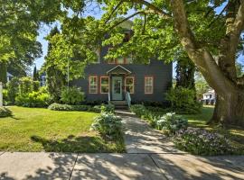 Walk to Dtwn Shops and Eats Sturgeon Bay Retreat, hotel in Sturgeon Bay