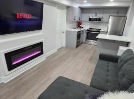 Hotel Foto: Cozy 2 Bedrooms & 2 Bathrooms Guest Suite with Electric Fireplace