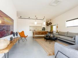 Hotel kuvat: AirTLV - Bazel Central Apartment With Balcony
