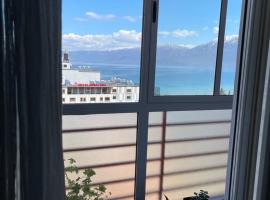 City Center With Lake View One Bedroom Apartment, hotell sihtkohas Pogradec
