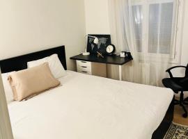 Gambaran Hotel: Private rooms in a Tiny home 4 min drive to Airport CDG ,1 private bathroom ideal for families and friends