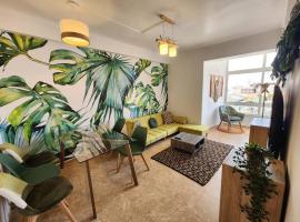 Hotel fotografie: Cozy Apartment in central Almada w Swing Chairs