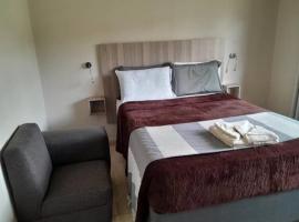 Hotel fotoğraf: 2 bedroomed apartment with en-suite and kitchenette - 2068