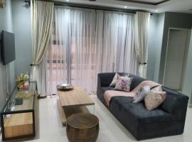 Hotel Photo: Posh 3 bedroomed guesthouse in Hillside with pool - 2039