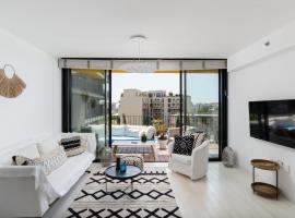 Hotel Photo: Bright & Chic Condo with Pool & Unique View by FeelHome