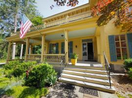 호텔 사진: Historic Two Bedroom Downtown Stockbridge