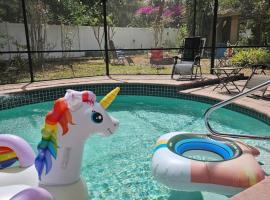 Hotel Photo: Fun Oasis - Pool is OPEN! By Busch Gardens/USF
