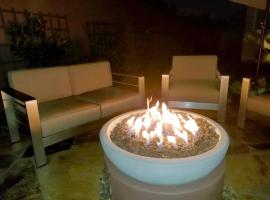 होटल की एक तस्वीर: Stunning, Quiet Pvt Luxe Home! King Bed, Hot Tub, Fire Pit, BBQ! Beautiful!