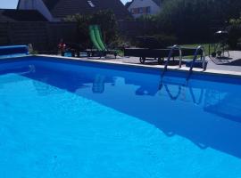 होटल की एक तस्वीर: NEU! Moderne Fewo mit Pool am Brombachsee