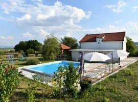 Foto di Hotel: Kovacic Villa with pool, tennis cart and free parking