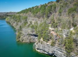 ホテル写真: Cliffside Eureka Springs Cabin with Beaver Lake View