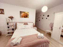 Foto di Hotel: RAINBOW APARTMENT PINK - free parking