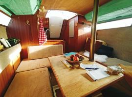 Hotel Photo: Relax on the canals Cozy Sailboat for 3 people