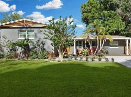 รูปภาพของโรงแรม: Palm Tree Paradise Tampa Pool Home