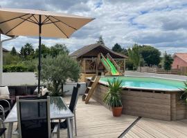 Fotos de Hotel: Magnifique villa avec piscine et cabane