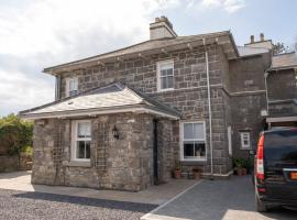 A picture of the hotel: Church Farmhouse - Castle View (4 bedroom) & Church View (2 bedroom)