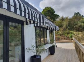 A picture of the hotel: Tiny house with greenhouse dining