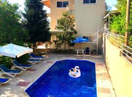 Foto di Hotel: Fun Guest House with Pool near Troodos