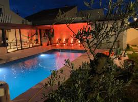Фотографія готелю: Maison spacieuse, quartier calme, piscine chauffe