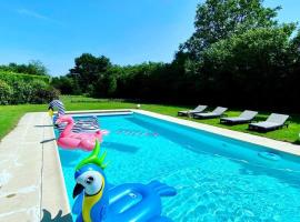 Hotel Photo: Maison avec piscine au calme