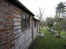 Hotel Photo: a quirky garden building in an orchard