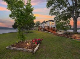 Фотография гостиницы: Lakeside Retreat on Neely Henry Lake villa