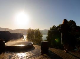 Woodland Bay Retreat-Hot tub,Sauna and Bayview Retreat, hotel in Lymington