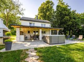 Hotel Photo: Cozy House In Nature With Hot Tub - Happy Rentals