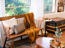 Hotel kuvat: Cozy Renovated Vintage Modern House Downtown!