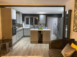 Hotel Foto: Stunning 3-bedroom Great Sankey Home