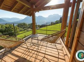 รูปภาพของโรงแรม: Wood & Art - Maison 360 degrès avec splendide vue lac Annecy - LLA Selections by Location Lac Annecy