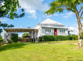 Thirlestane Farm Cottage & Barn, hotel in Cooroy
