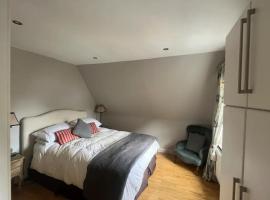 A picture of the hotel: Modern Top Floor 2BD Flat - Kensington